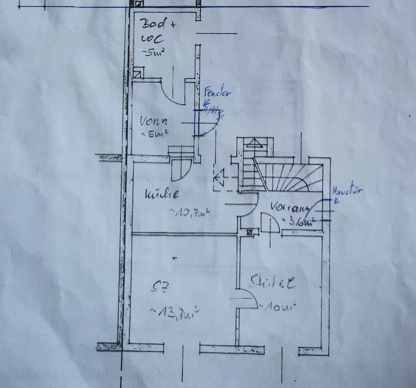 Handgezeichneter Grundriss des Erdgeschosses mit Raumaufteilung und Flächenangaben.