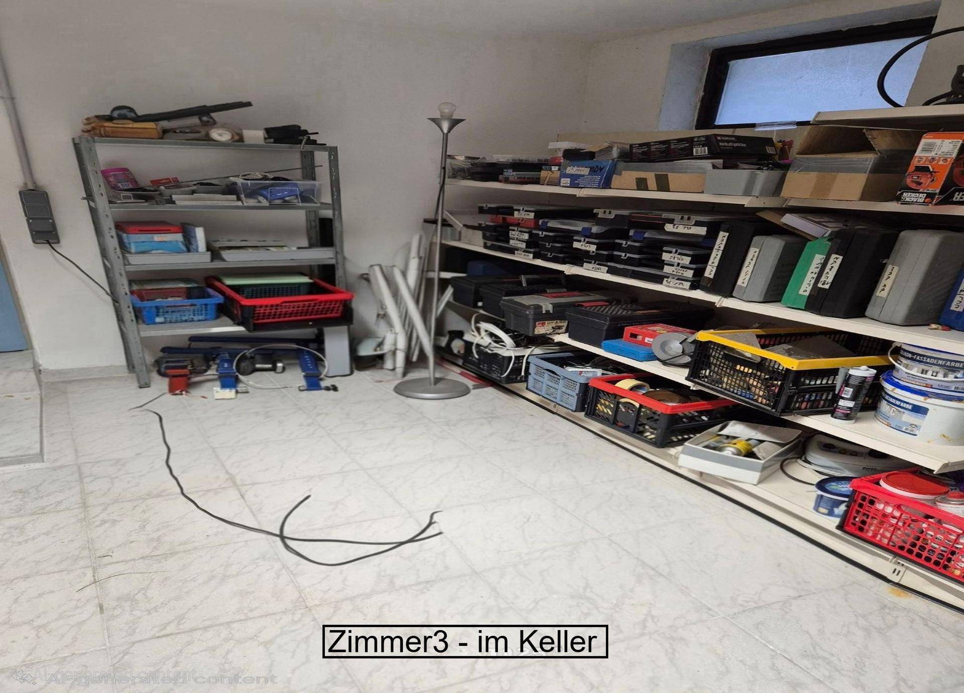 Praktischer Abstellraum im Keller mit Regalen für diverse Lagerzwecke.