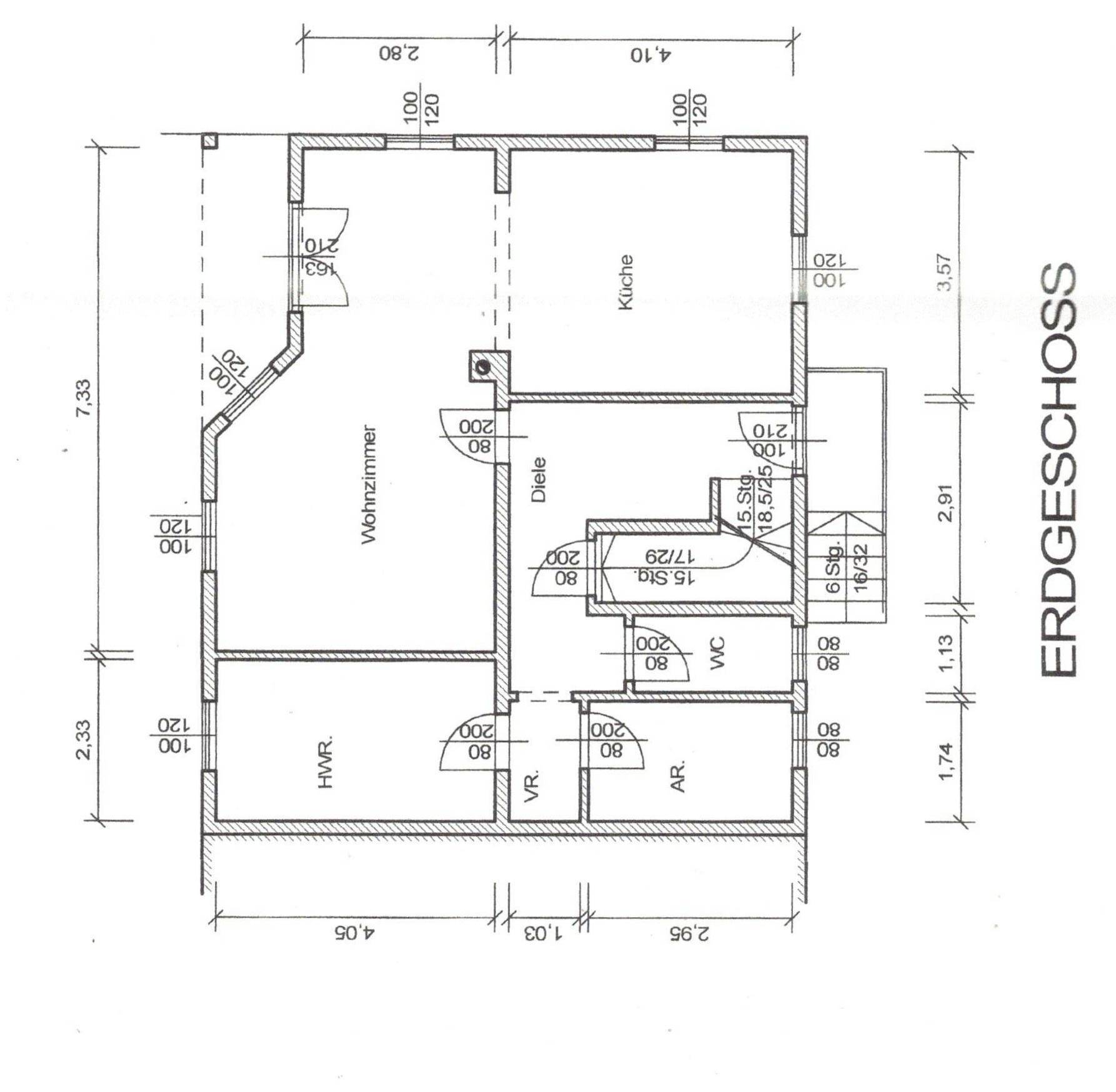 Grundriss des Erdgeschosses mit Wohnzimmer, Küche, Diele und WC.