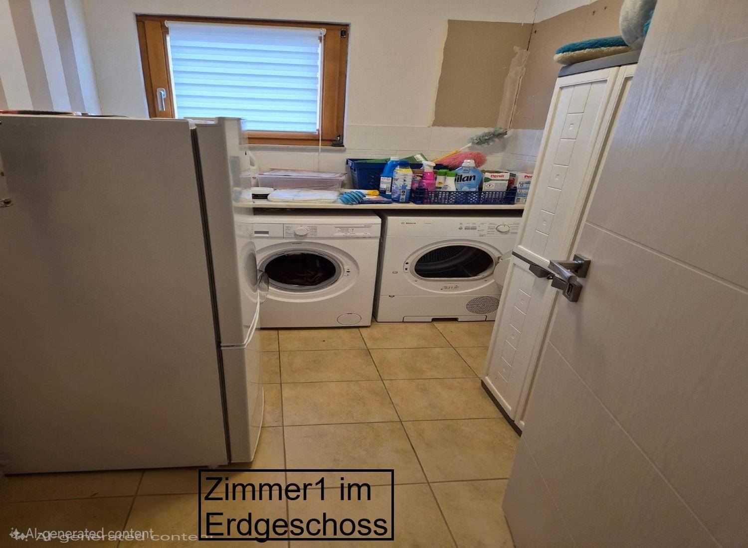 Praktischer Hauswirtschaftsraum im Erdgeschoss mit Waschmaschine und Trockner.