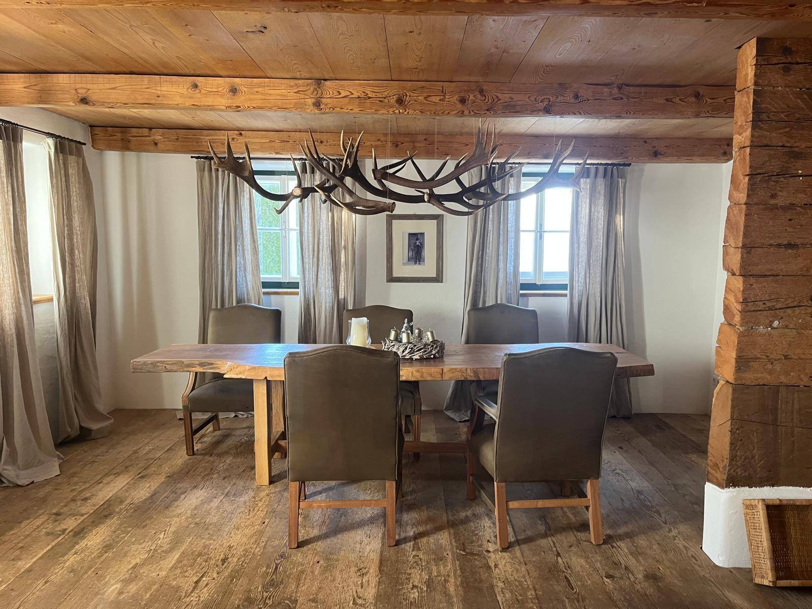 Rustikales Esszimmer mit Holzbalken, breiten Dielen und einem massiven Esstisch für gesellige Runden.