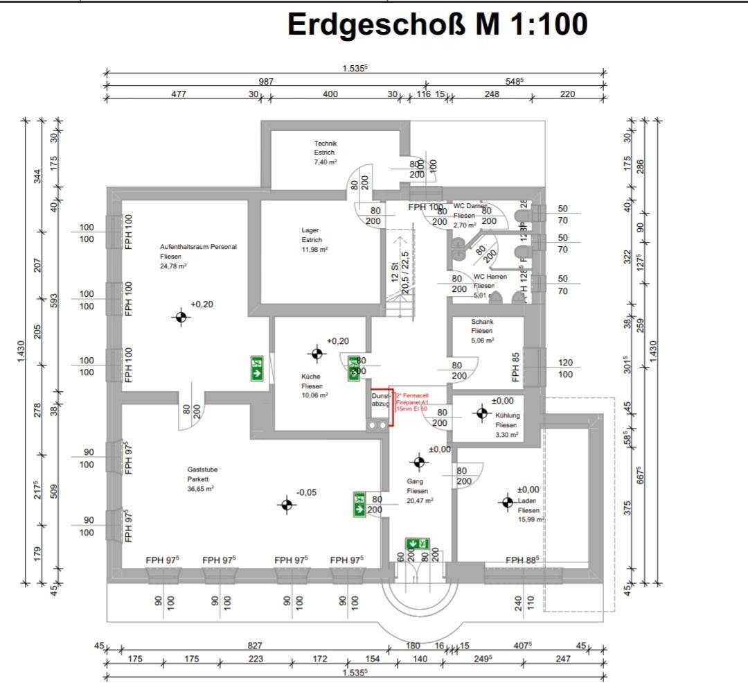 Grundriss des Erdgeschosses im Maßstab 1:100 mit Küche, Lager und mehreren Sanitärbereichen.
