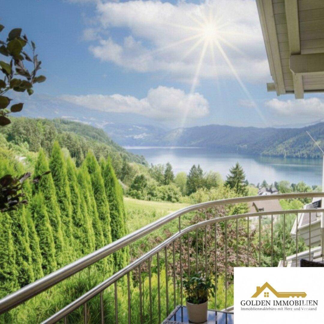 Balkon mit Edelstahlgeländer und atemberaubendem Blick auf den See und die bewaldeten Berge.