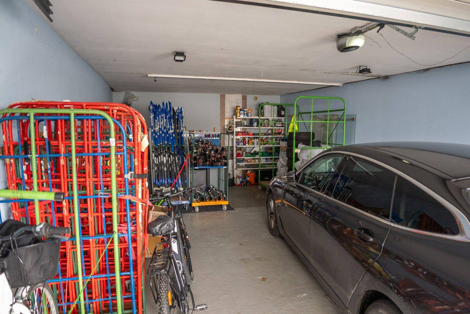 Geräumige Garage mit Platz für ein Auto, Fahrräder und zusätzlichen Stauraum.