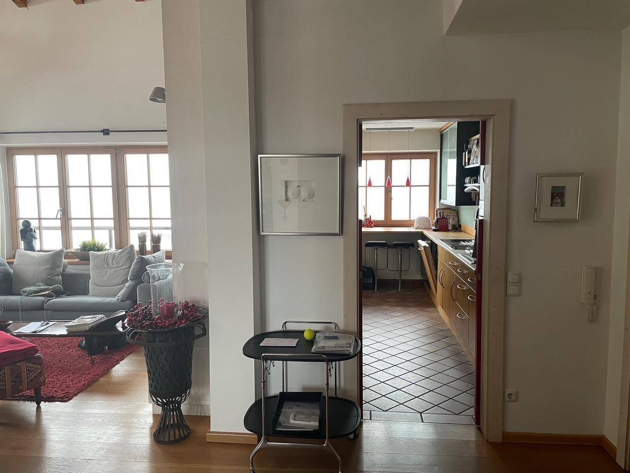 Flur mit Zugang zur Küche und Blick in den hellen Wohnbereich.