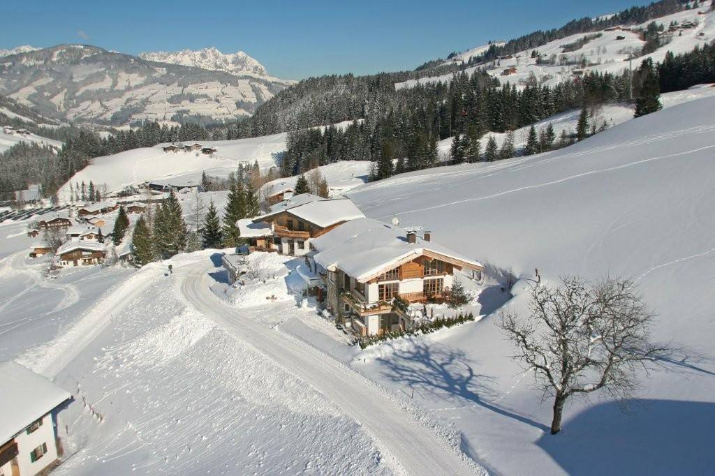 Luftaufnahme des Anwesens in einer verschneiten Berglandschaft.