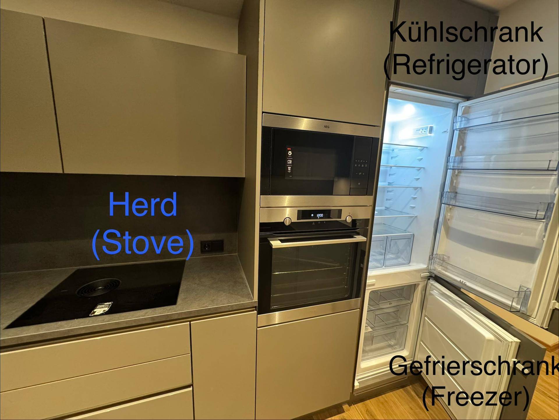 Integrierter Kühlschrank, Gefrierschrank und Induktionskochfeld in der modernen Küche.