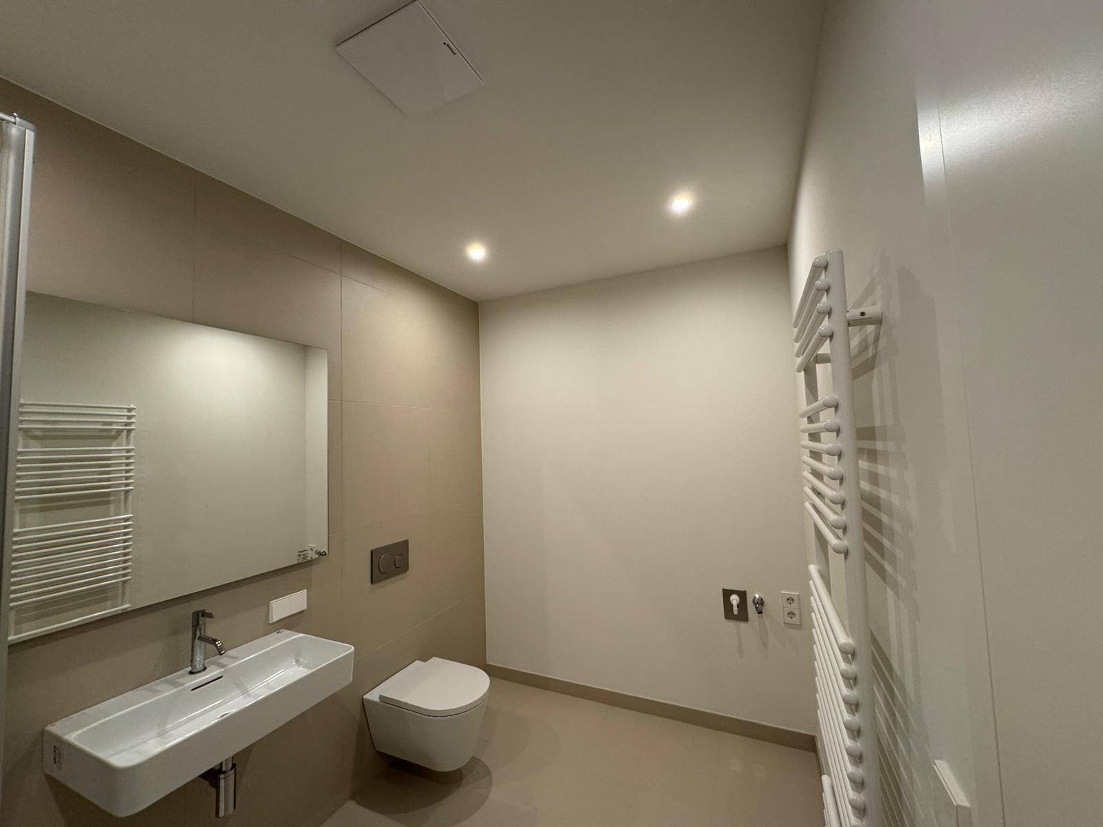 Erstbezug: Luxus-Smart-Home, Moderne Einbauküche inkl. alle E-Geräten, Balkon, Donaublick, Panorama über Wien, | Rooftop-Pool, Sauna, Fitness. Ideal für Paare, Expats, internationale Fachkräfte. Bruttomiete inkl. Betriebskosten ca. 1390€ - Ansicht 2