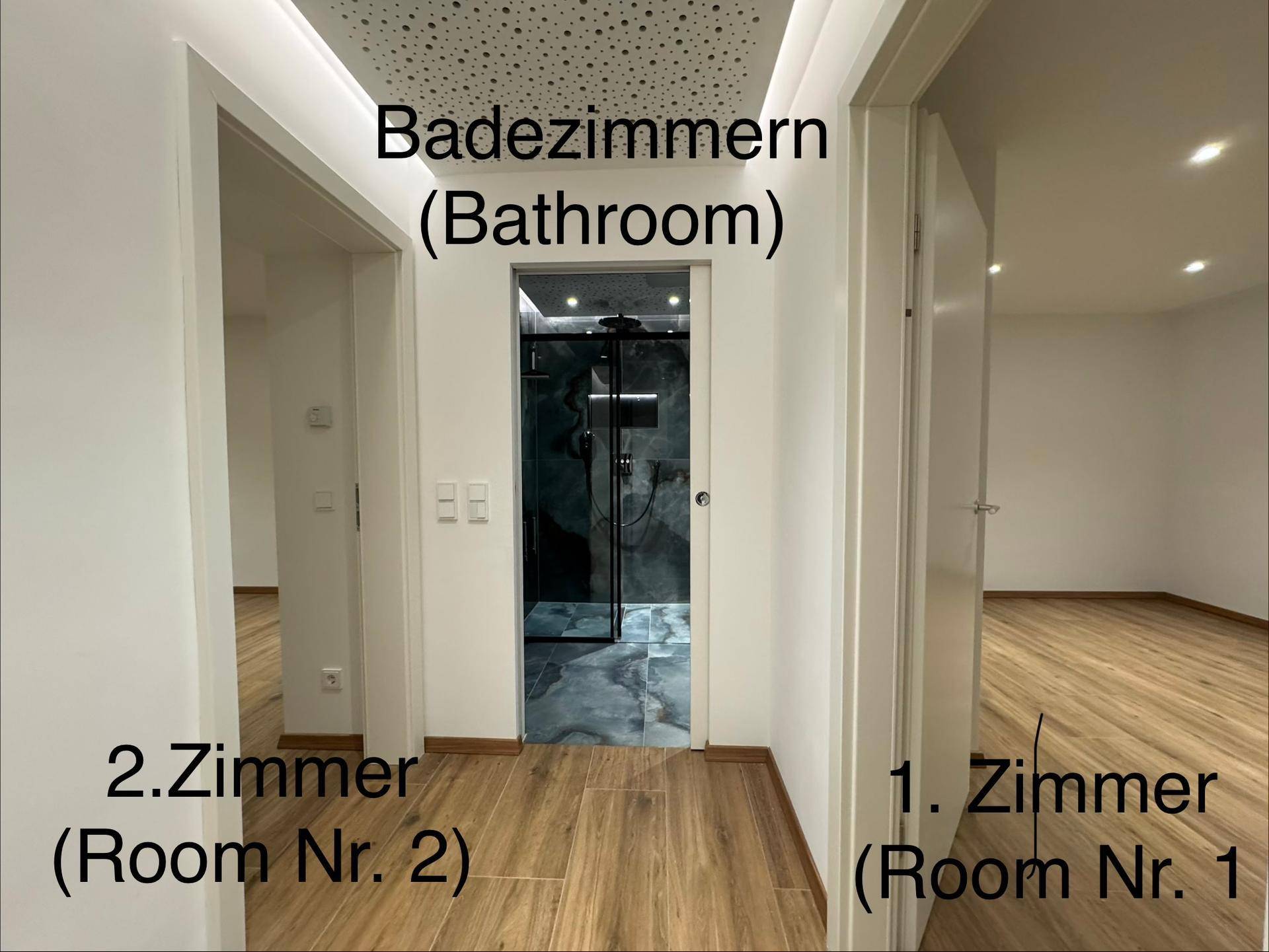 Heller Flur mit Holzboden, der zu zwei Zimmern und einem modernen Badezimmer führt.