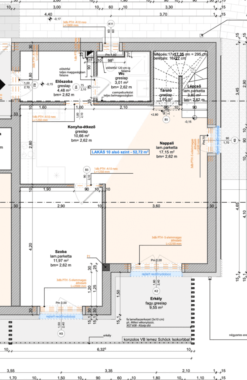 Ausschnitt eines Grundrisses des Erdgeschosses mit offener Küche, Wohnbereich, Schlafzimmer und Balkon.