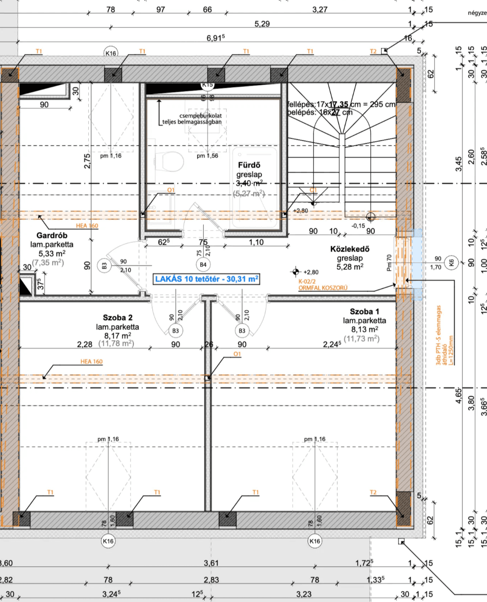 Detaillierter Grundriss eines Obergeschosses mit Schlafzimmern, Bad, Ankleidezimmer und Treppenaufgang.