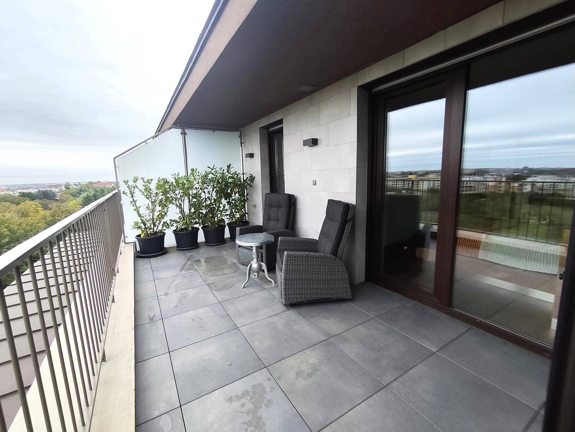 Geräumiger Balkon mit Sitzgelegenheiten und weitem Blick ins Grüne.