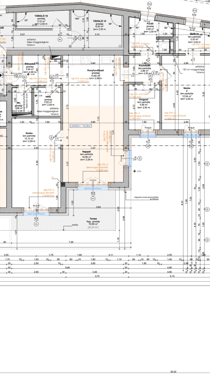 Ausschnitt eines Grundrisses mit detaillierten Maßen und Raumaufteilung, inklusive Terrasse und Abstellraum.