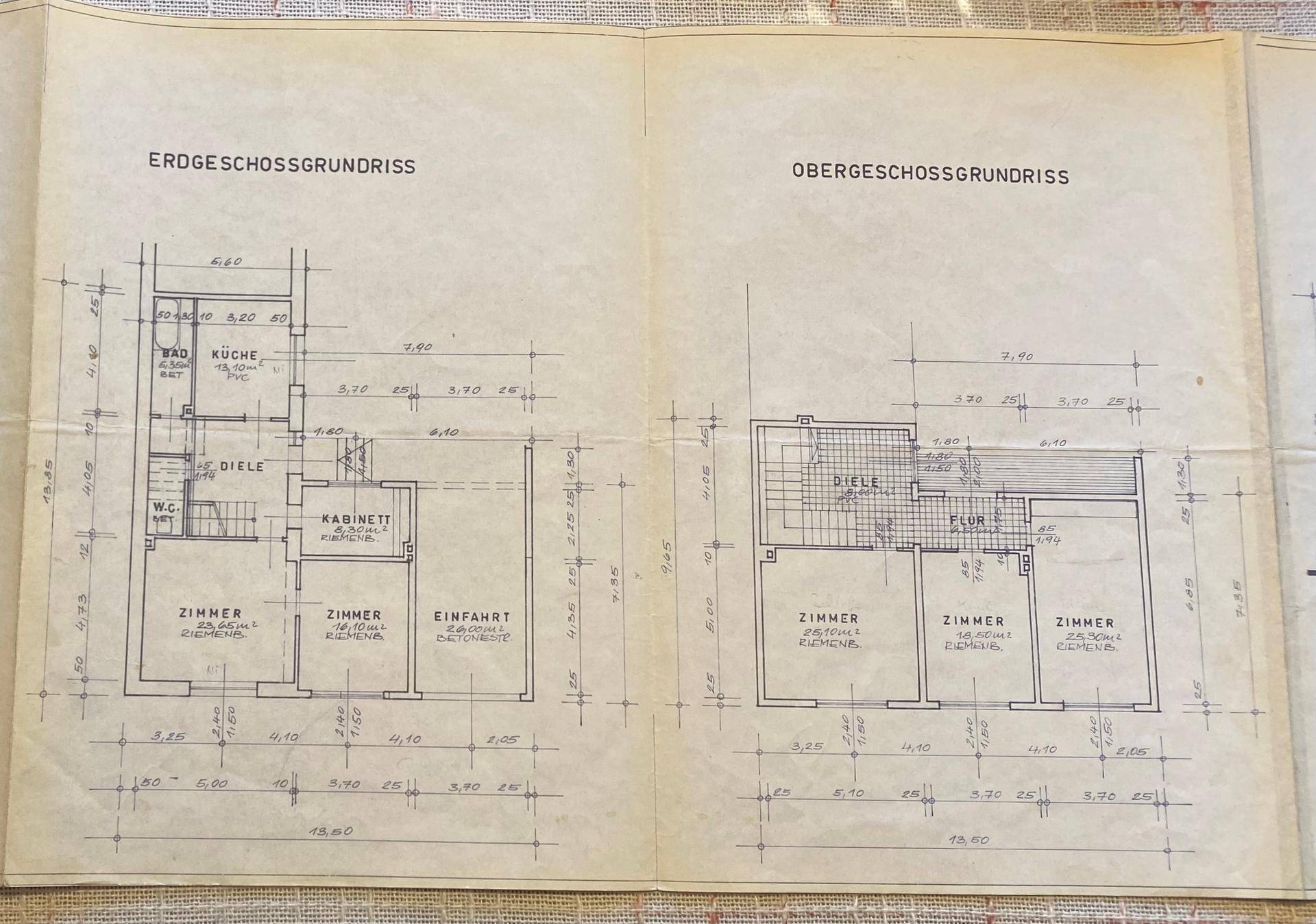 Historischer Grundriss zeigt Erdgeschoss und Obergeschoss mit Zimmeraufteilung und Maßen.