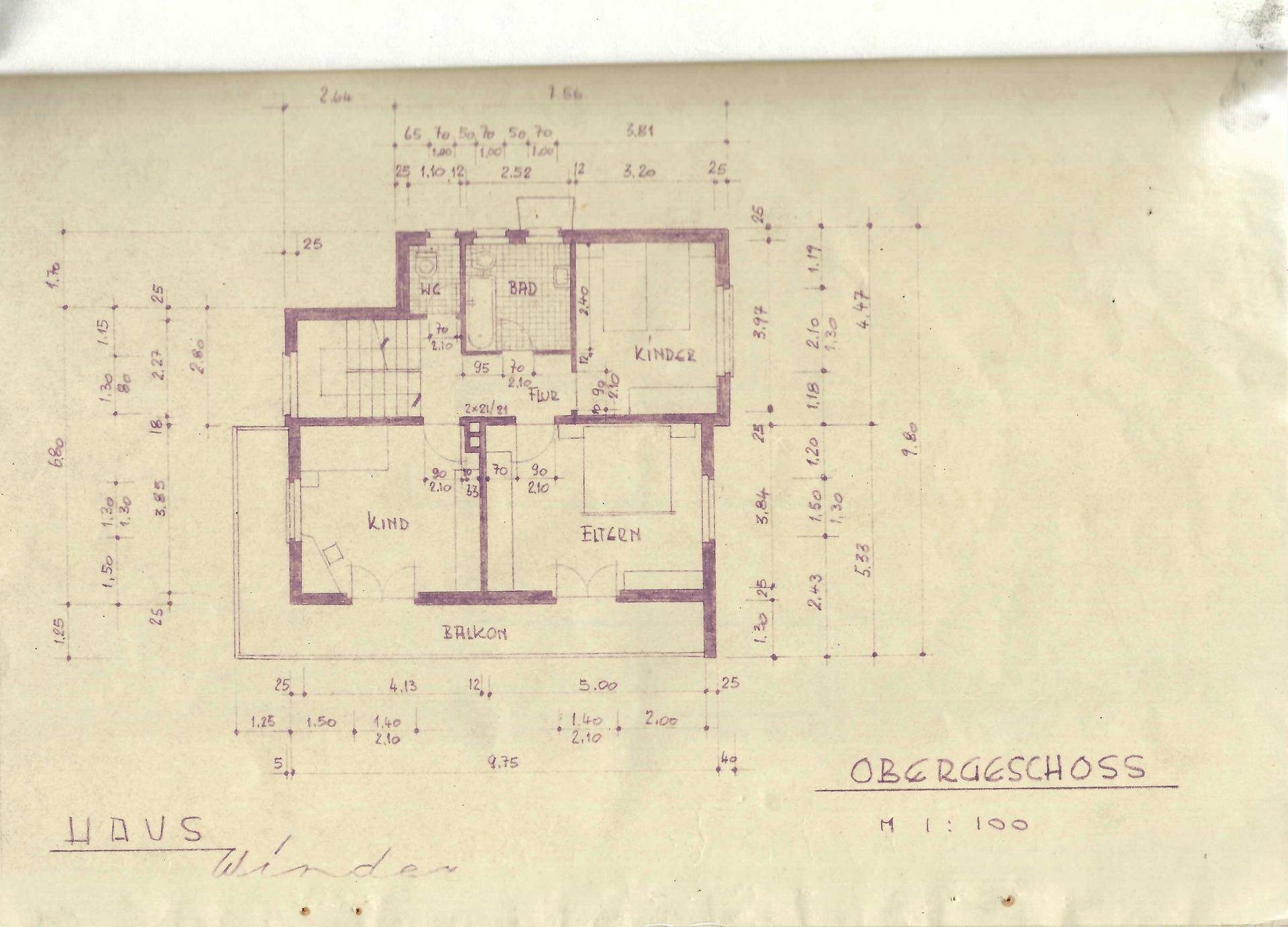 Grundriss des Obergeschosses mit drei Schlafzimmern, einem Badezimmer, separatem WC und Balkon.