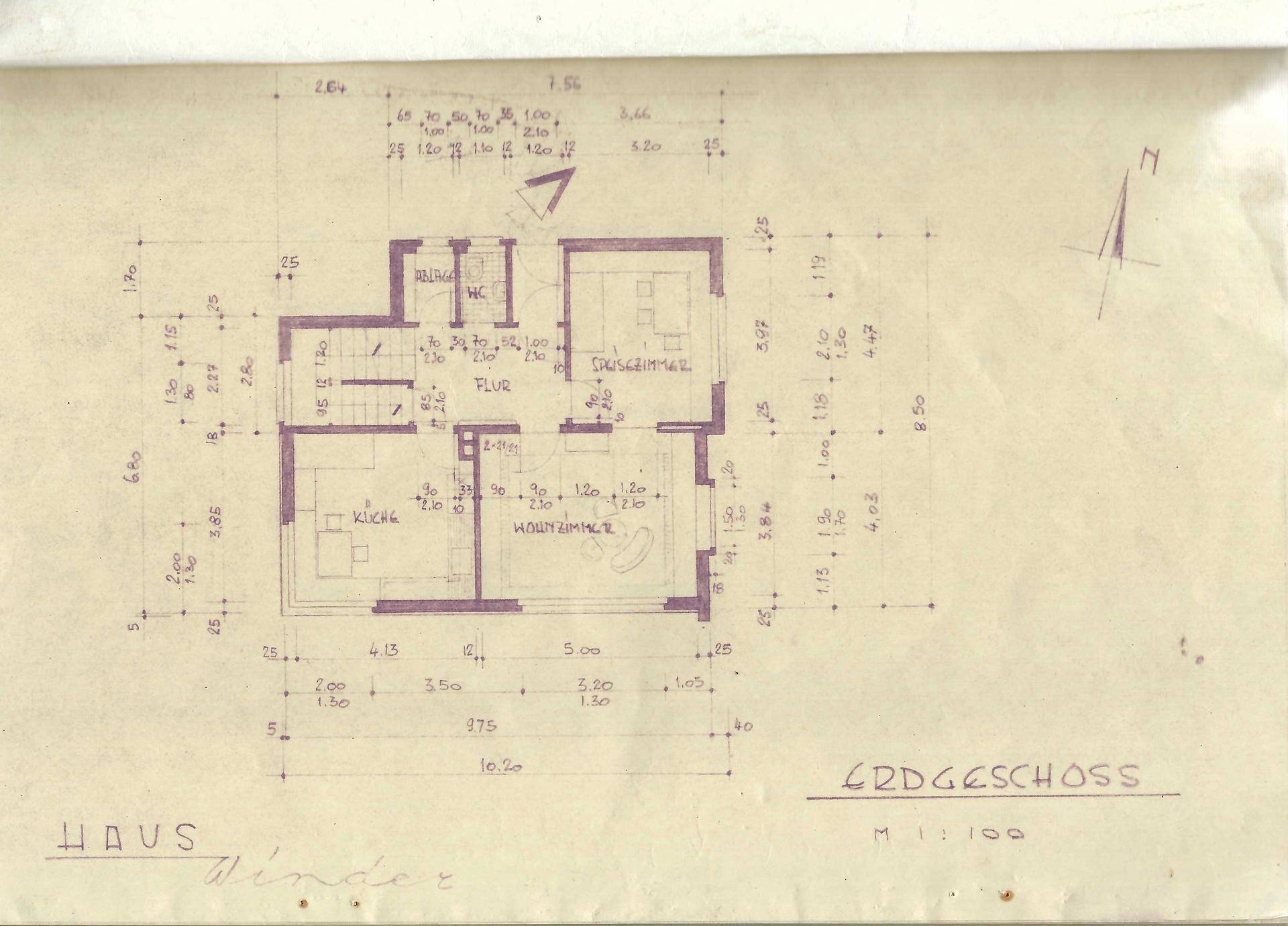 Handgezeichneter Grundriss des Erdgeschosses mit Zimmeraufteilung und Maßen.
