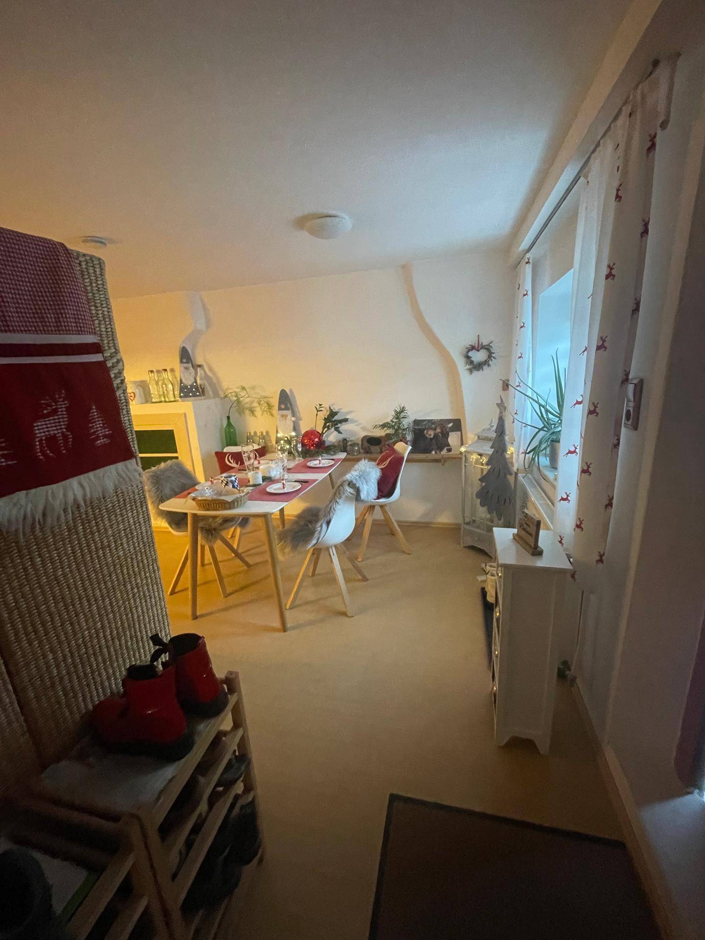 Heller Essbereich mit Fenster und festlicher Dekoration, angrenzend an den Eingangsbereich.