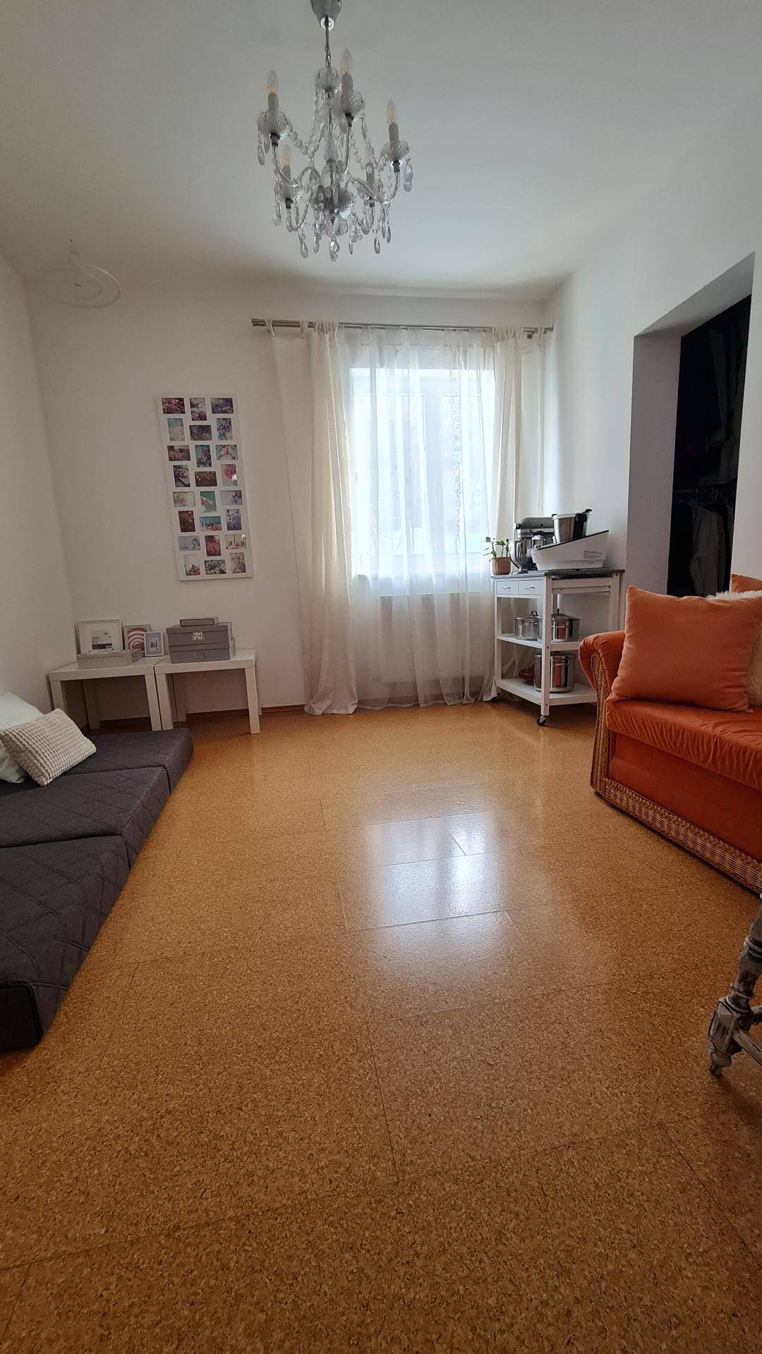 Wohnzimmer mit hellem Fenster und gemütlicher Sitzecke.