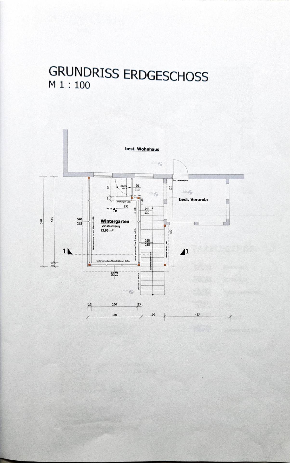 Grundriss des Erdgeschosses mit Wintergarten und Veranda.