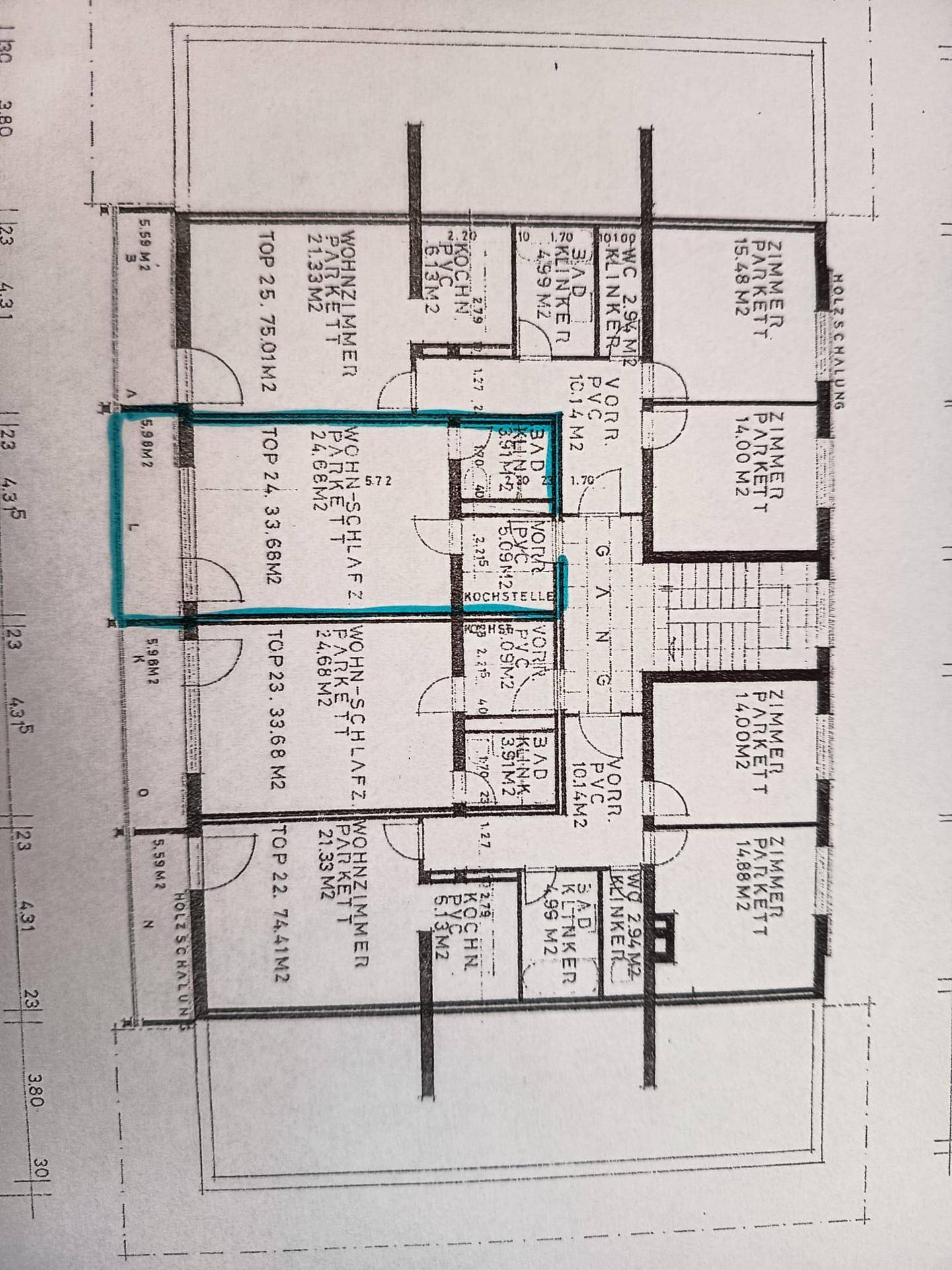 Grundrissplan einer Etage mit mehreren Wohneinheiten, inklusive Wohn-Schlafzimmern und Bädern.