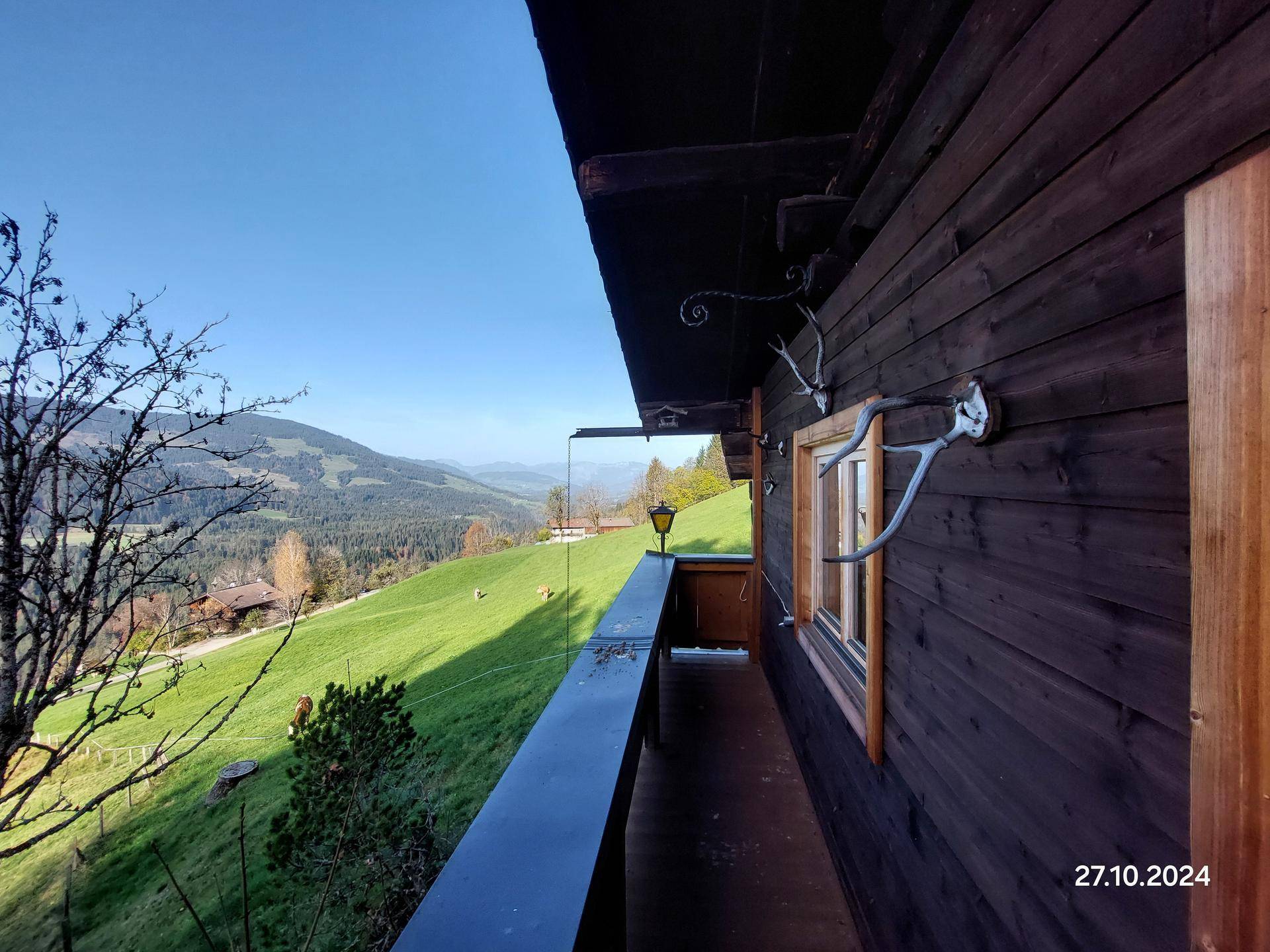 Balkon mit atemberaubendem Blick auf grüne Hügel und die umliegende Berglandschaft.