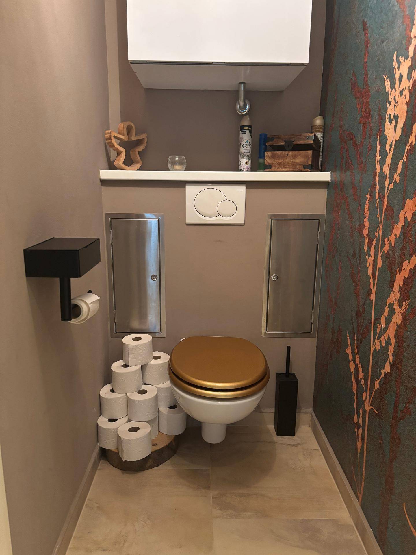 Kleines Gäste-WC mit wandhängendem WC und dekorativer Tapete.