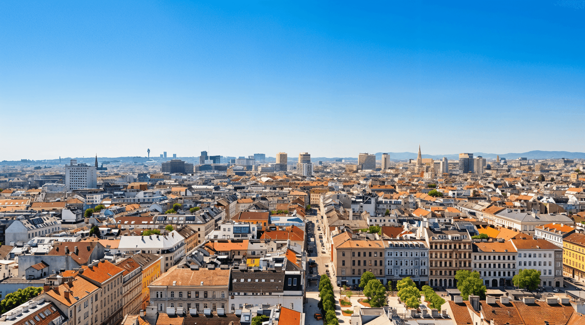 Panoramablick über eine dicht bebaute Stadt mit zahlreichen Dächern und Gebäuden.