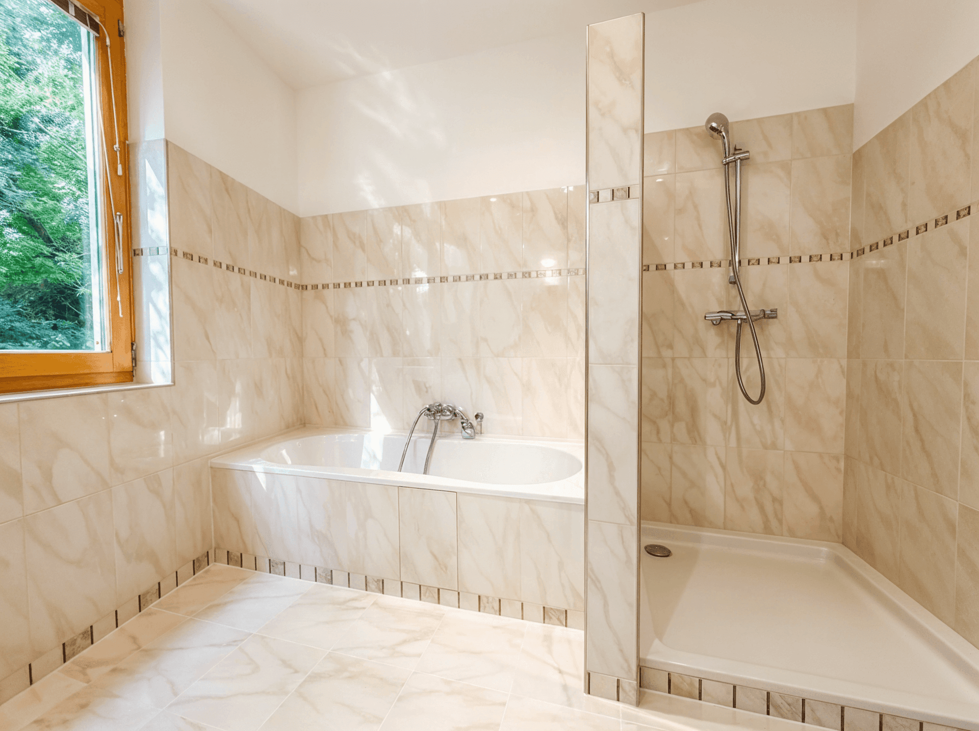 Geräumiges Badezimmer mit Badewanne, separater Dusche und hellen Fliesen an Wänden und Boden.