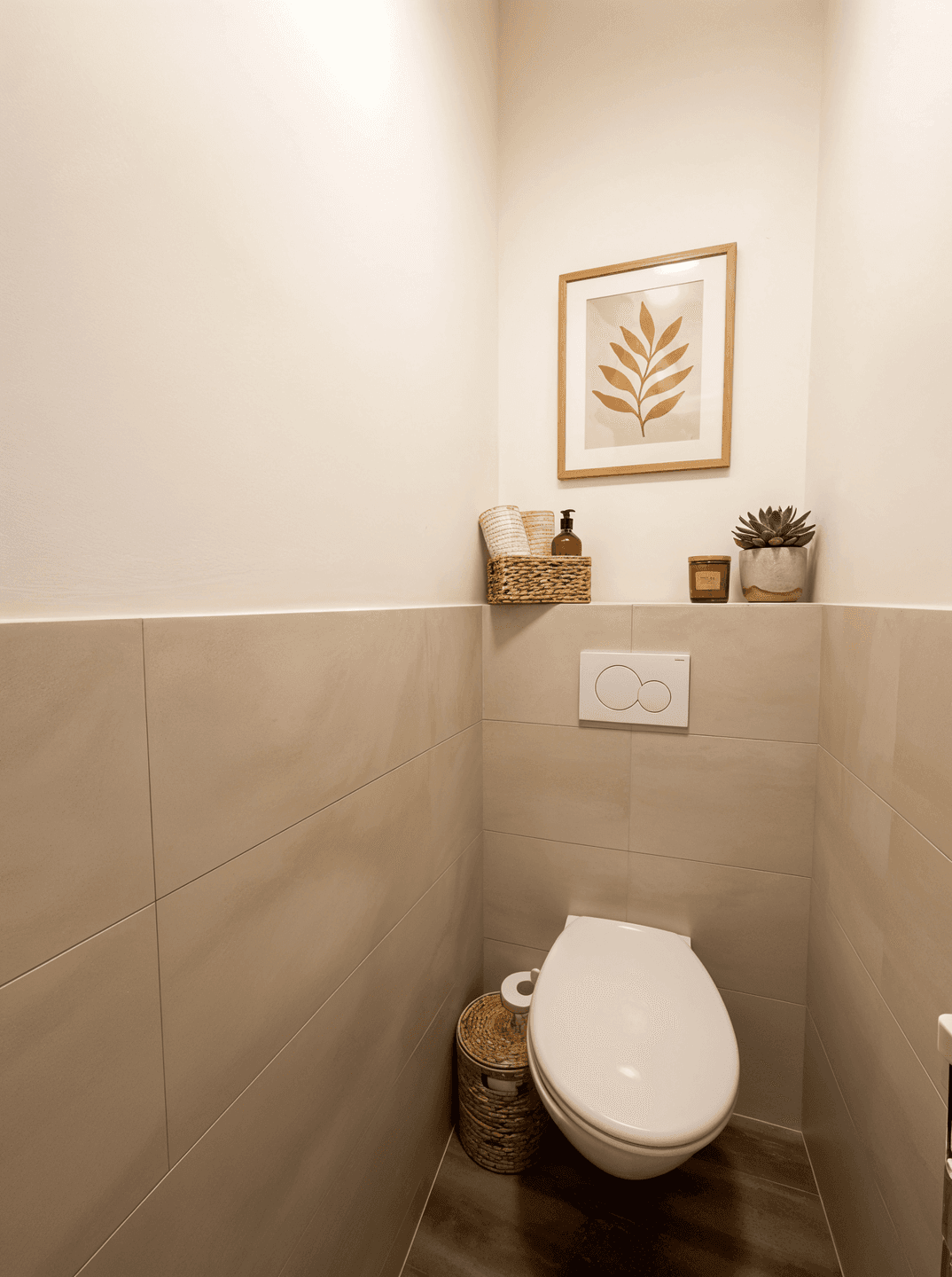 Kleines, modernes Gäste-WC mit wandhängender Toilette und stilvollen Fliesen an den Wänden.