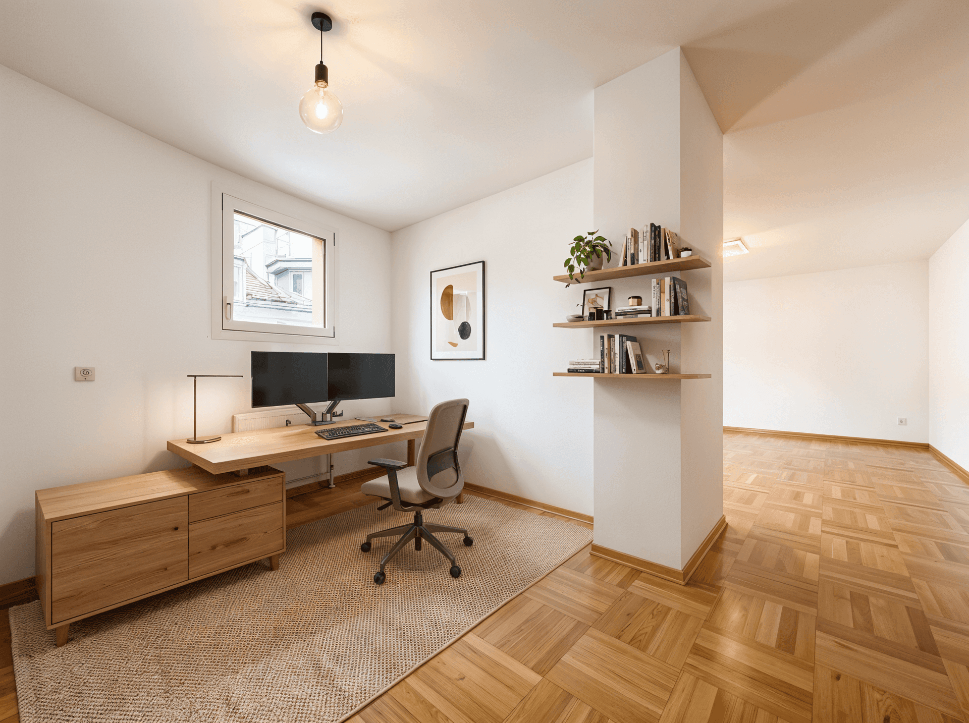 Modern eingerichtetes Arbeitszimmer mit Holzmöbeln, Parkettboden und natürlichem Lichteinfall.