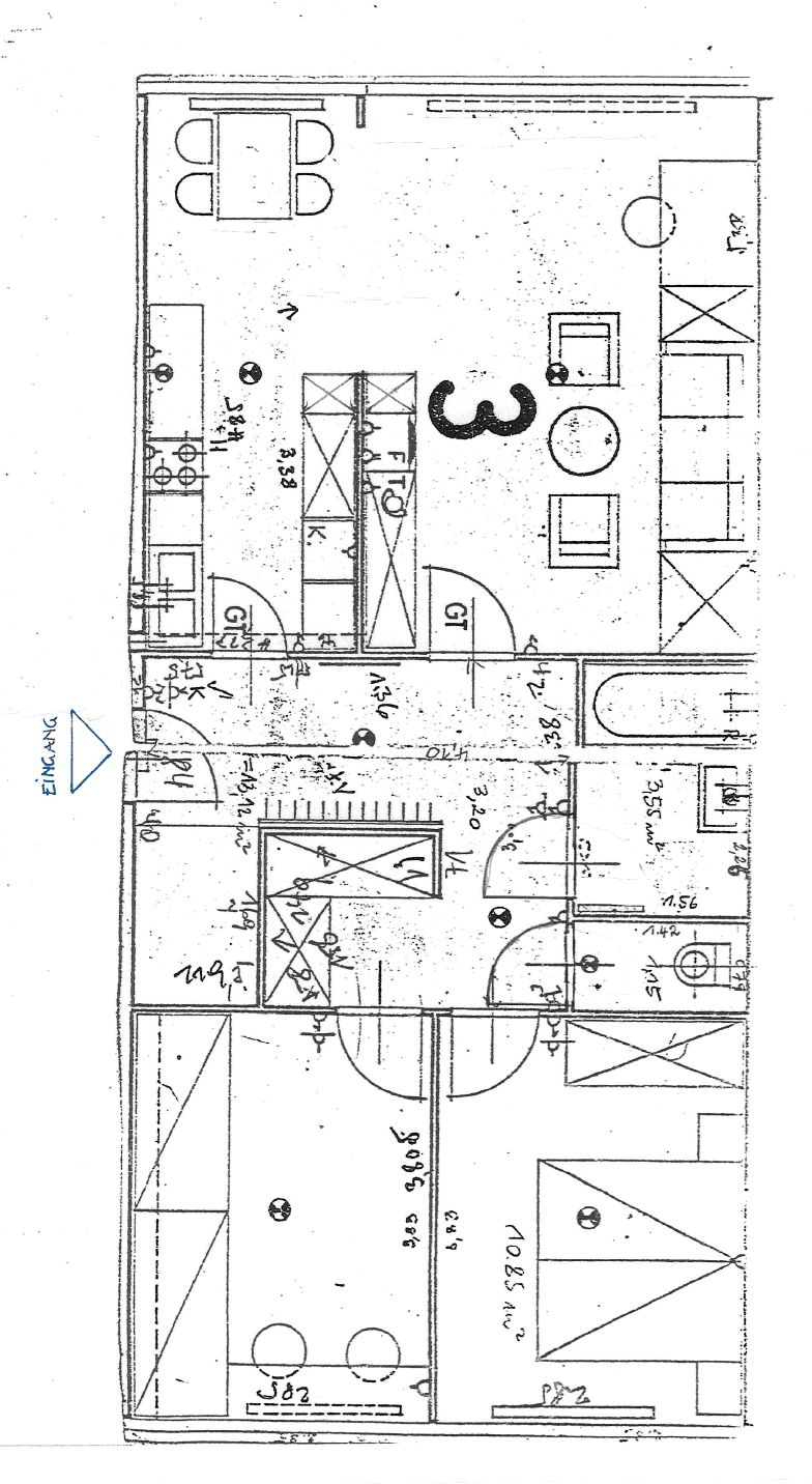 Skizzierter Grundriss einer Wohnung mit mehreren Räumen und Nasszellen, inklusive Küche.