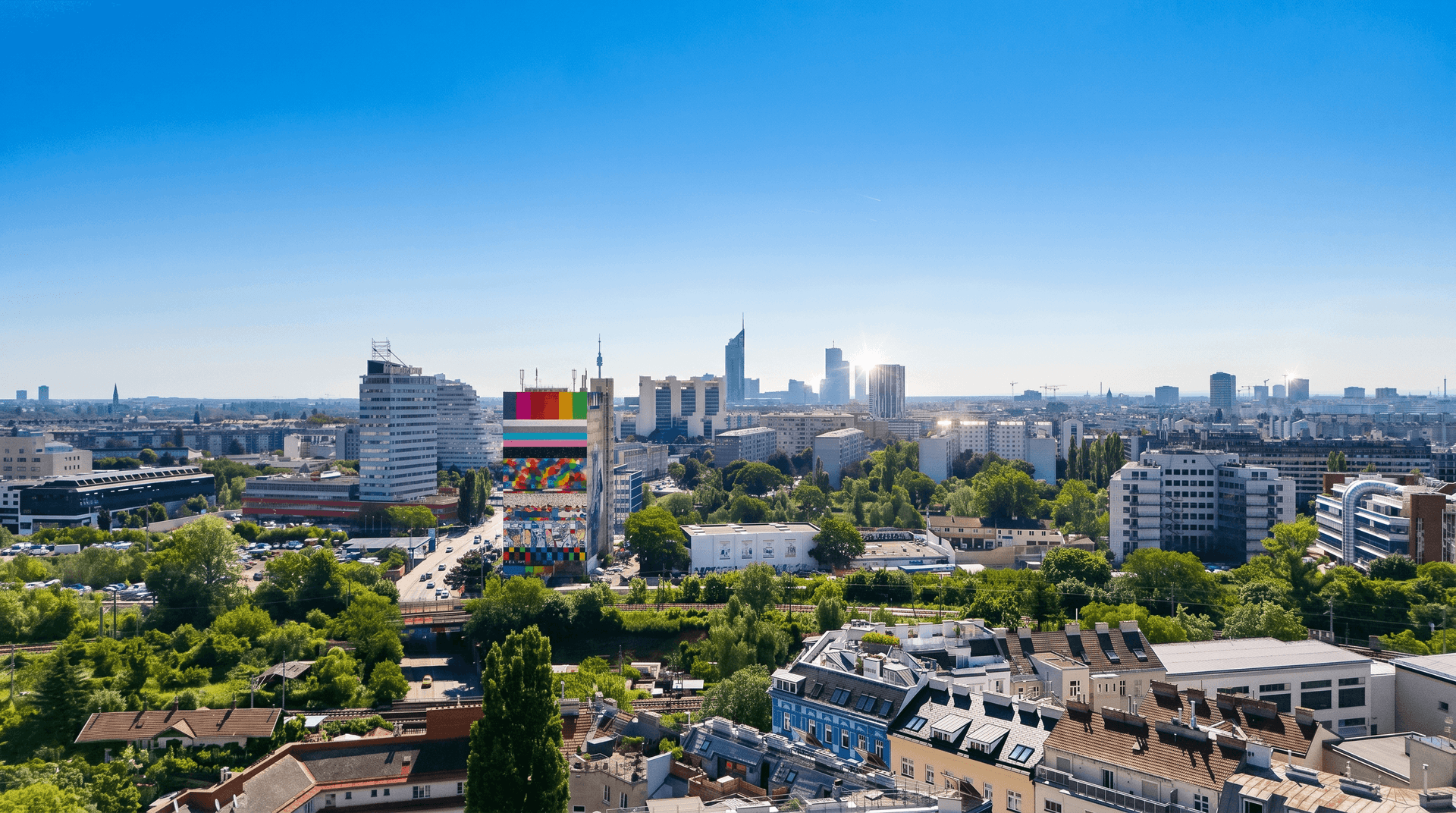 Beeindruckender Panoramablick auf die Skyline der Stadt mit modernen Gebäuden und viel Grün.