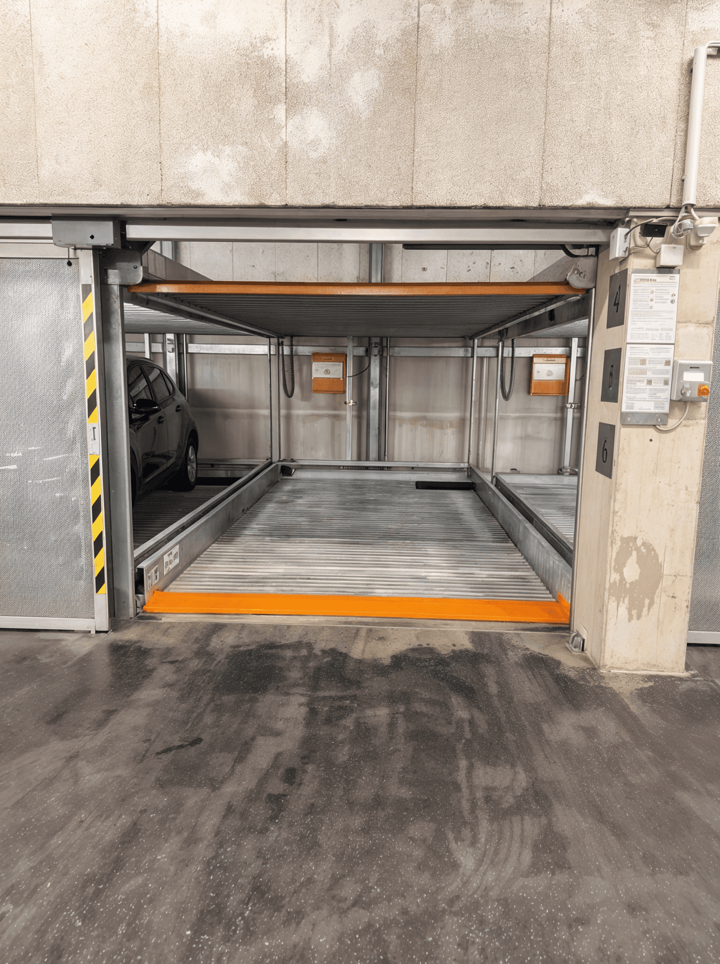 Automatisches Parksystem in einer Tiefgarage mit zwei Ebenen für Fahrzeuge.