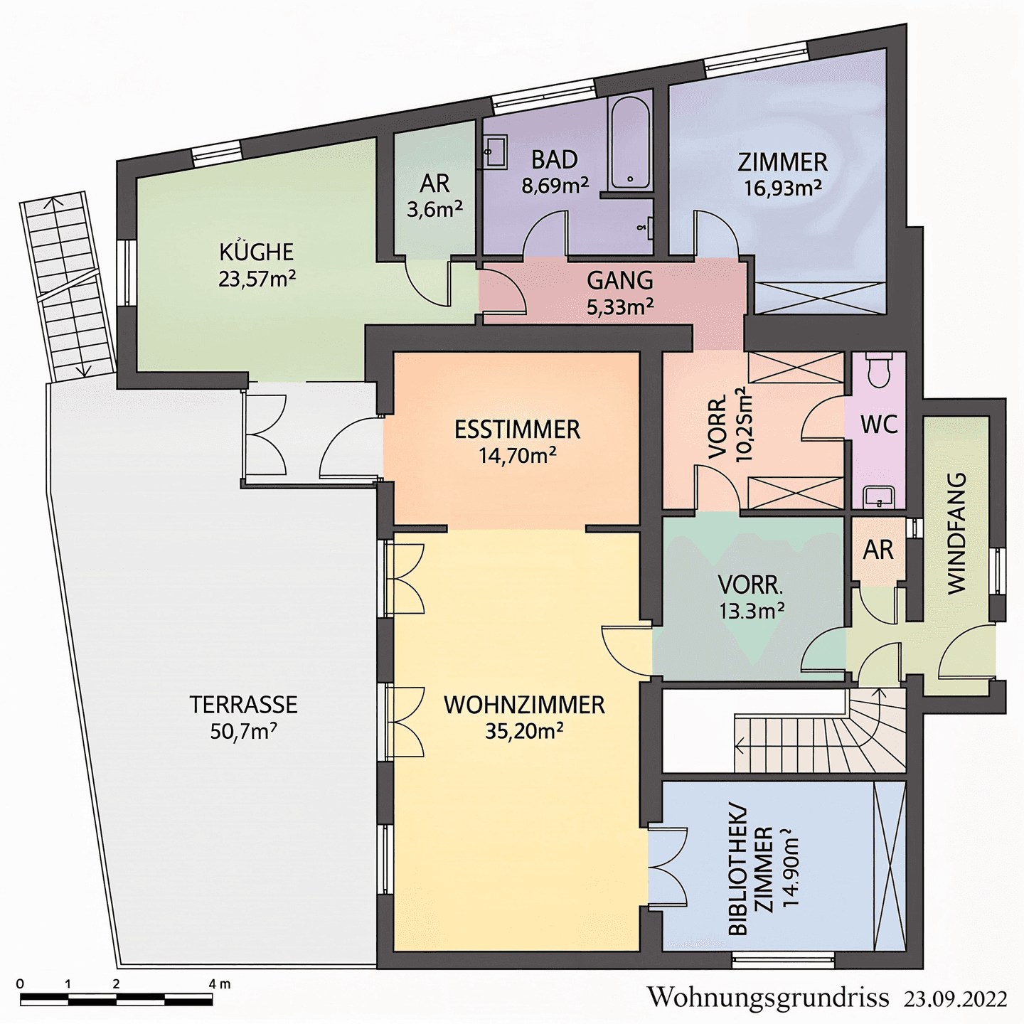 Geräumiger Wohnungsrundriss mit großer Terrasse, separater Küche und offenem Wohn-Essbereich sowie internen Treppen.