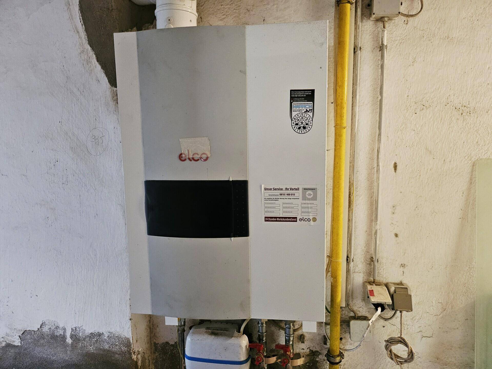 Moderne Heizungsanlage der Marke Elco in einem funktionalen Technikraum installiert, gut gewartet.