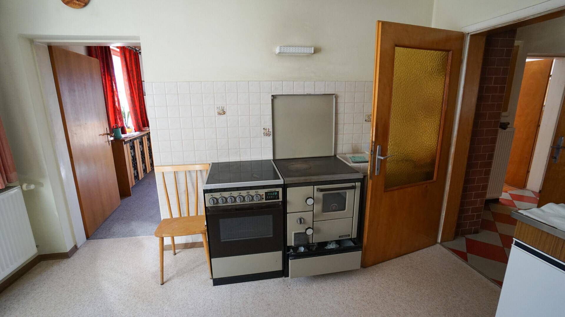 Küche mit traditionellem Herd und Backofen, bereit für die Zubereitung von Mahlzeiten.
