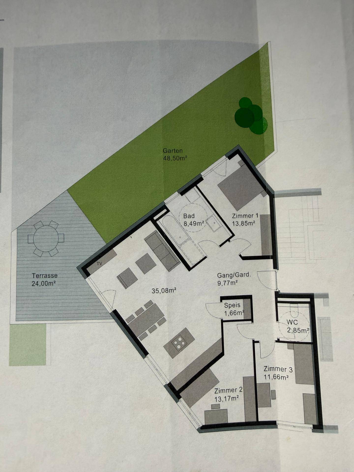 Grundriss einer Wohnung mit drei Zimmern, Bad, WC, Terrasse und Gartenanteil.