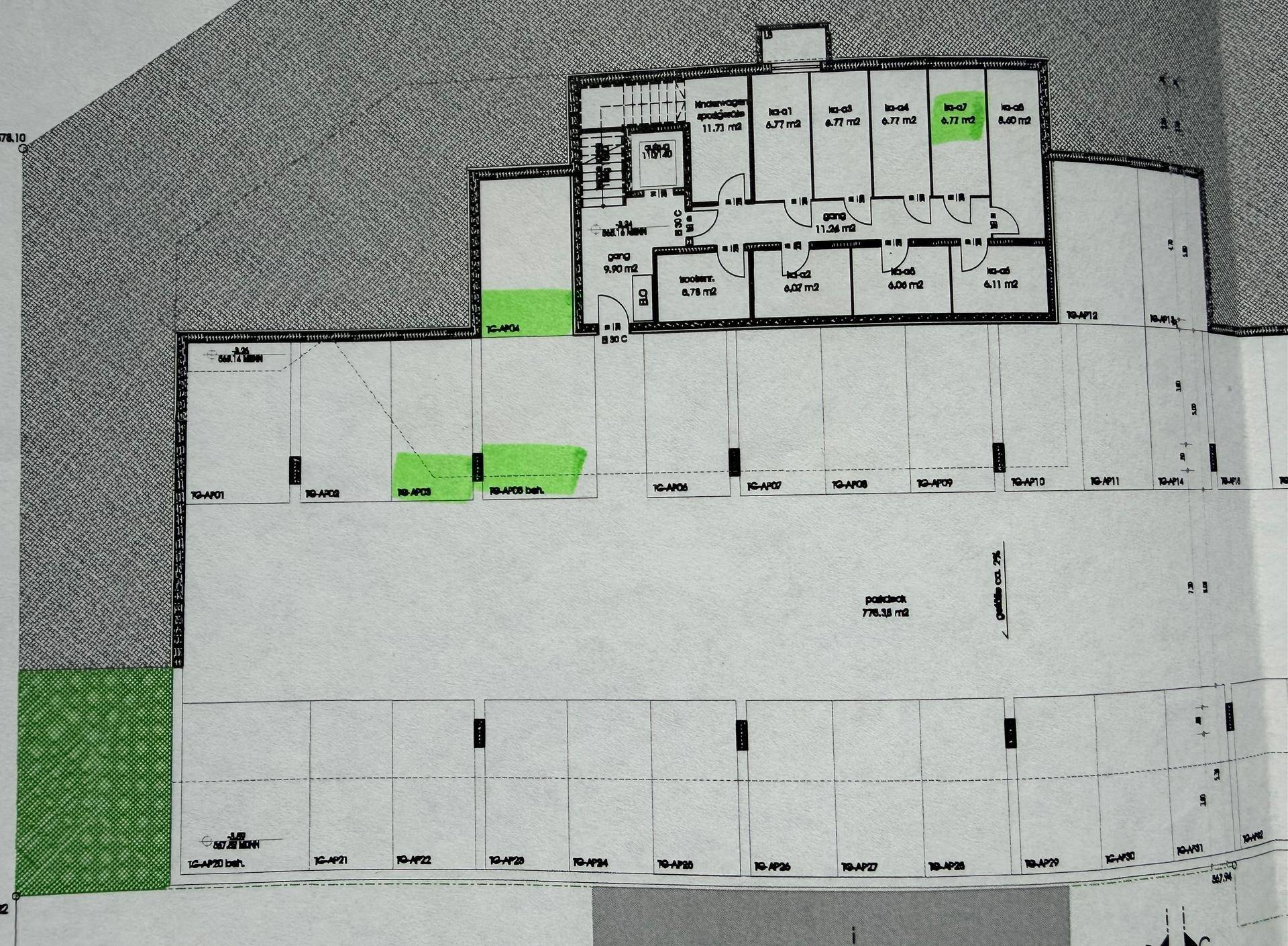 Grundriss des Untergeschosses mit Parkplätzen und Abstellräumen, detaillierte Aufteilung.