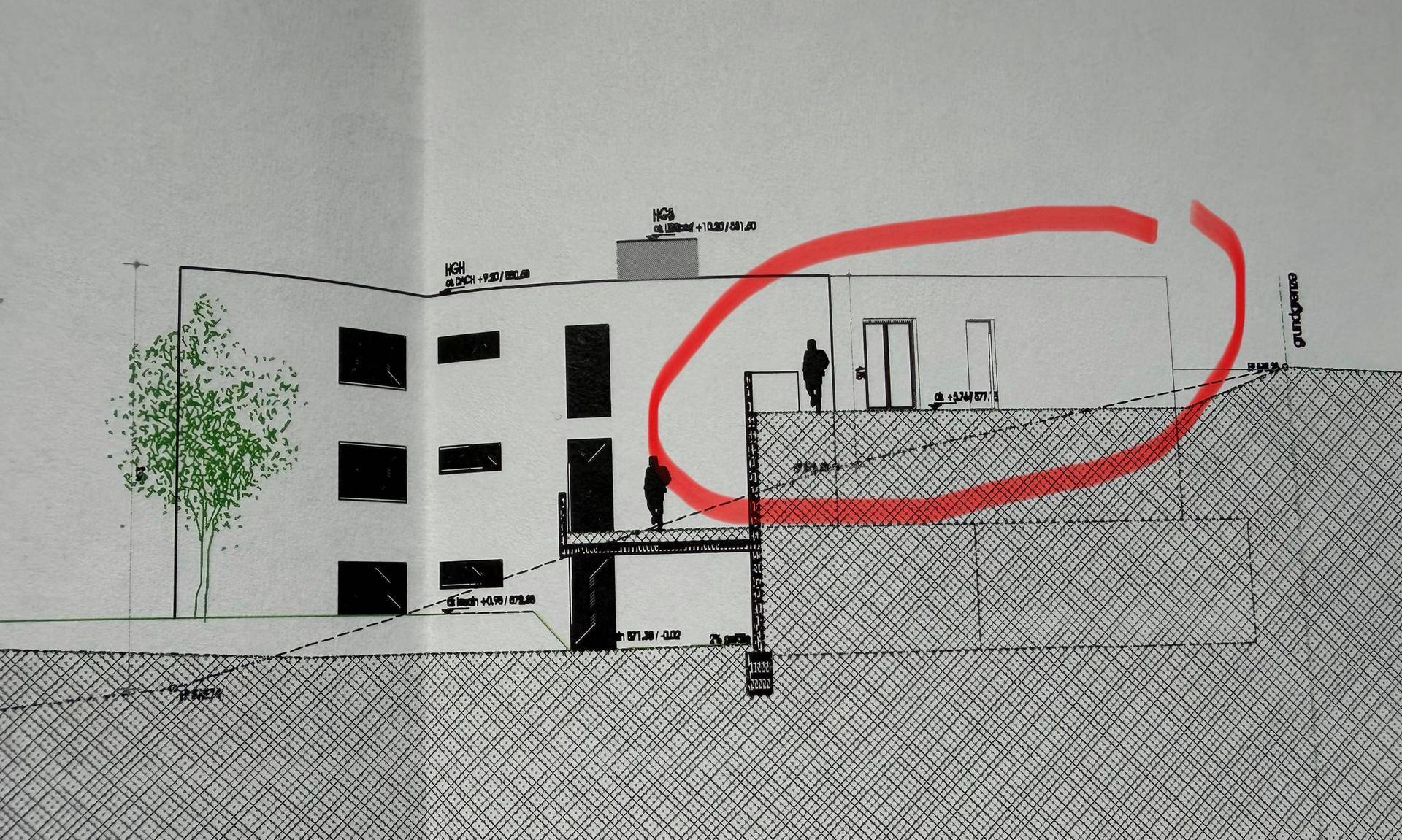 Architektonische Zeichnung des Gebäudes mit Höhenansicht und Geländeformationen.