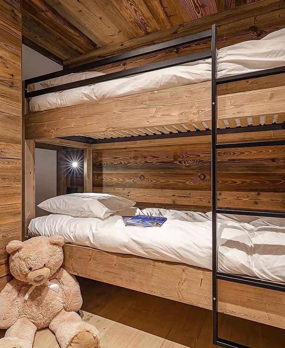 Kinderzimmer mit Etagenbetten und Holzwänden, perfekt für Familien in den Bergen.