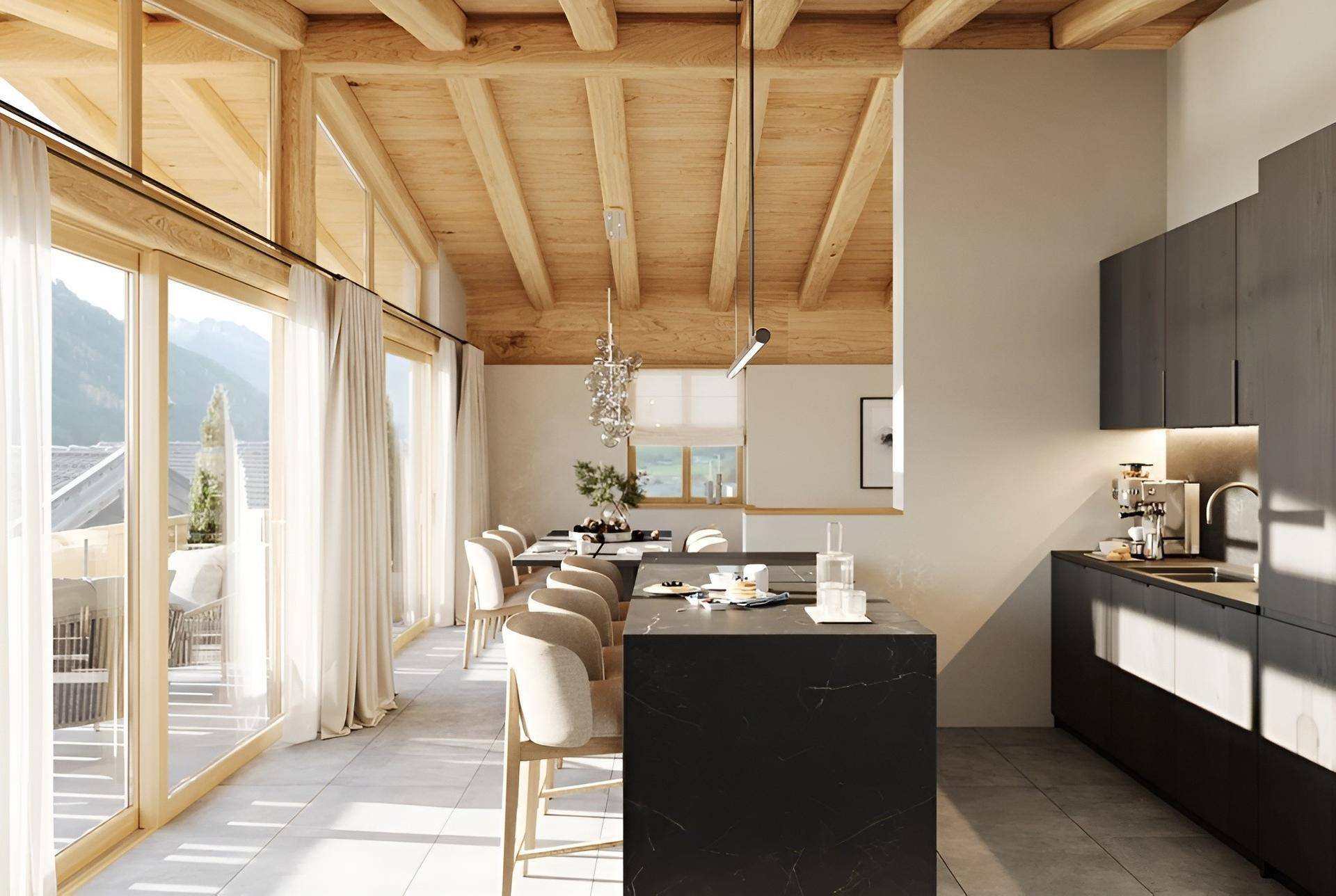 Moderne Küche mit dunkler Kücheninsel, Holzbalkendecke und großen Fenstern mit Bergblick.