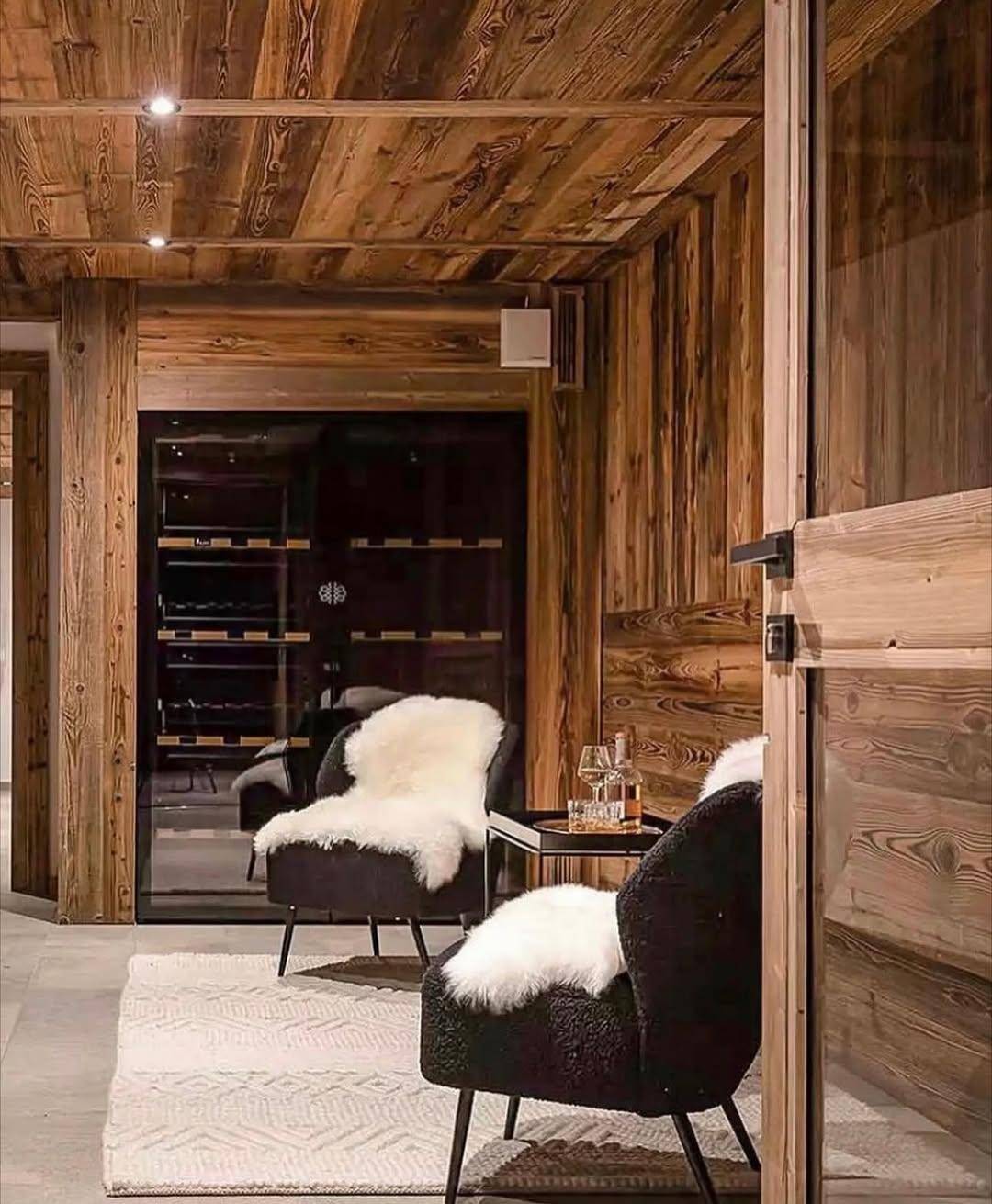 Elegante Lounge-Ecke mit Weinkühlschrank und bequemen Sesseln, ideal für entspannte Abende.