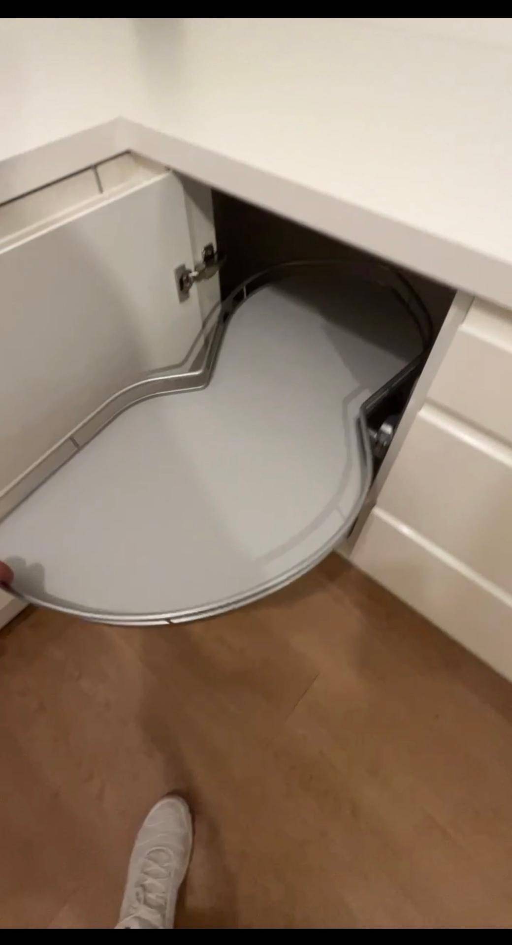 Ausziehbarer Eckschrank in der modernen Küche für optimale Raumnutzung und zusätzlichen Stauraum.