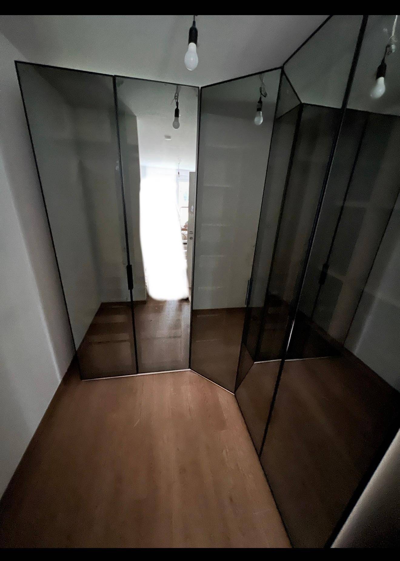 Flur mit modernen Spiegelschränken, die den Raum optisch vergrößern und zusätzlichen Stauraum bieten.