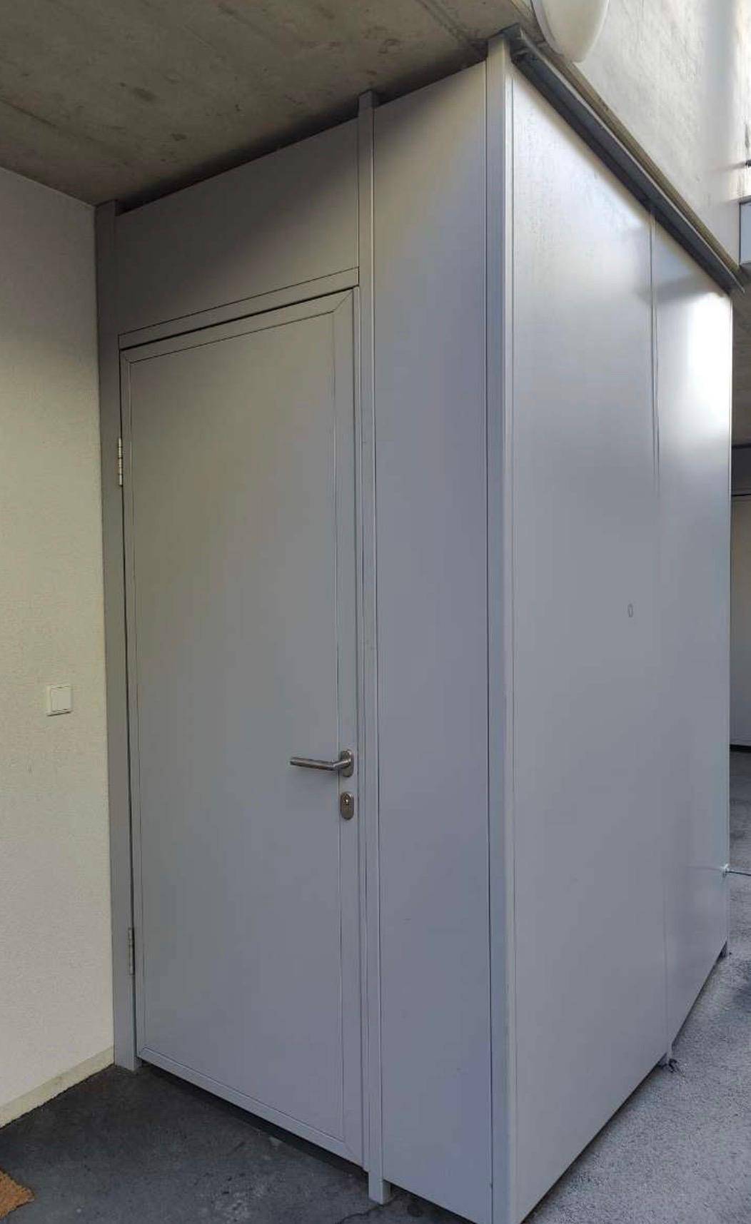 Abschließbarer Abstellraum im Außenbereich, ideal für zusätzlichen Stauraum und Lagerung.