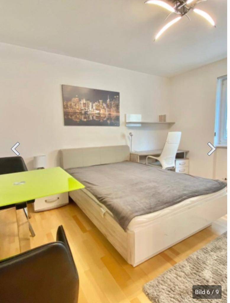 Gemütliches Schlafzimmer mit Doppelbett, Schreibtisch und Wandbild, ideal für Home-Office.