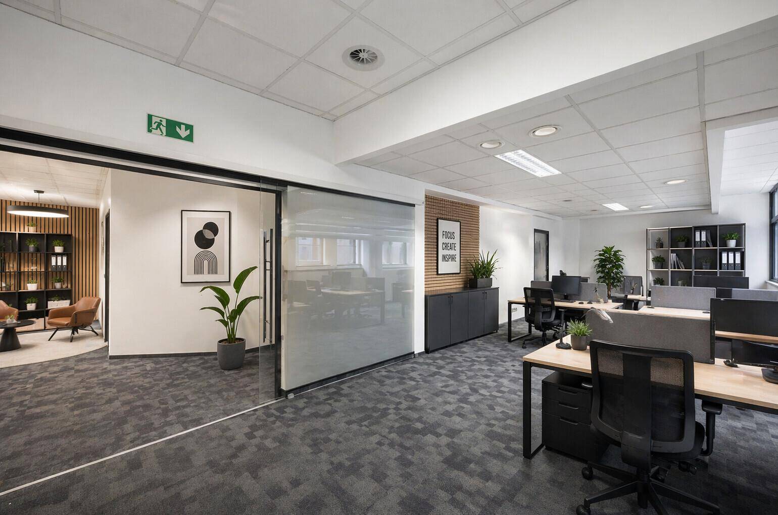 Modernes Büro mit Teppichboden, individuellen Arbeitsplätzen und Zugang zu einem stilvollen Loungebereich.