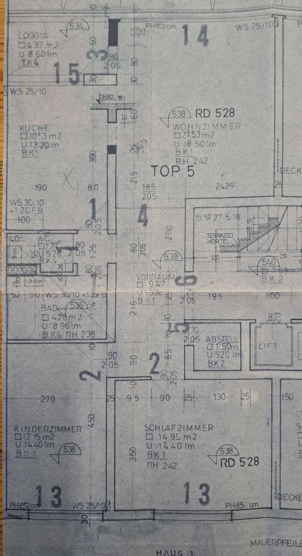 Detaillierter Grundriss der Wohnung mit Wohnzimmer, Schlafzimmern, Küche, Bad und Loggia.