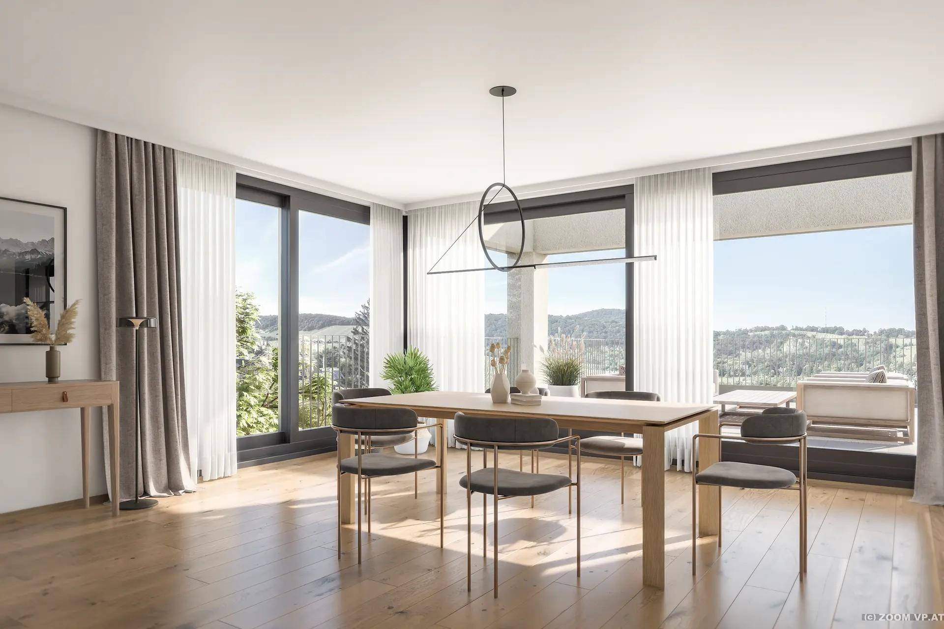 Heller Essbereich mit Holzboden und raumhohen Fenstern, die einen weiten Blick ins Grüne bieten.