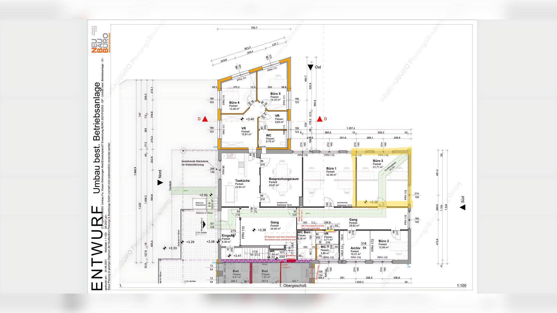Detaillierter Grundriss des Gebäudes mit verschiedenen Räumen und Abmessungen.